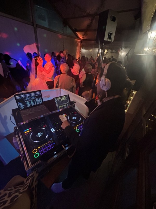 Blick vom DJ-Pult auf eine feiernde Hochzeitsgesellschaft