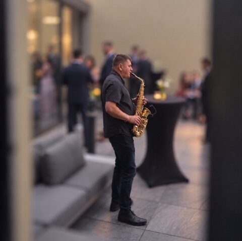 Saxophonist spielt live beim Empfang eines Events