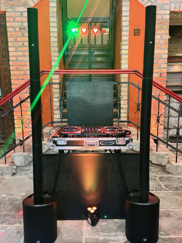 DJ-Setup mit Säulenlautsprechern, Laser- und Lichteffekten in einem Gewölbe