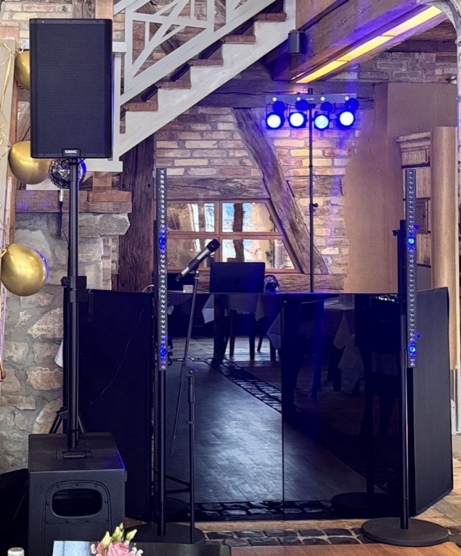 Professionelle Lautsprecher und Lichtbar aufgebaut in einer Location mit Backsteinwand
